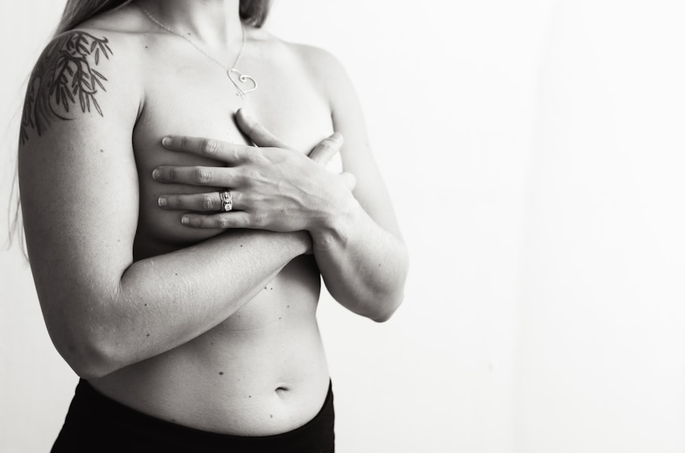 Ein Schwarz-Weiß-Foto einer Frau mit Tattoos auf der Brust