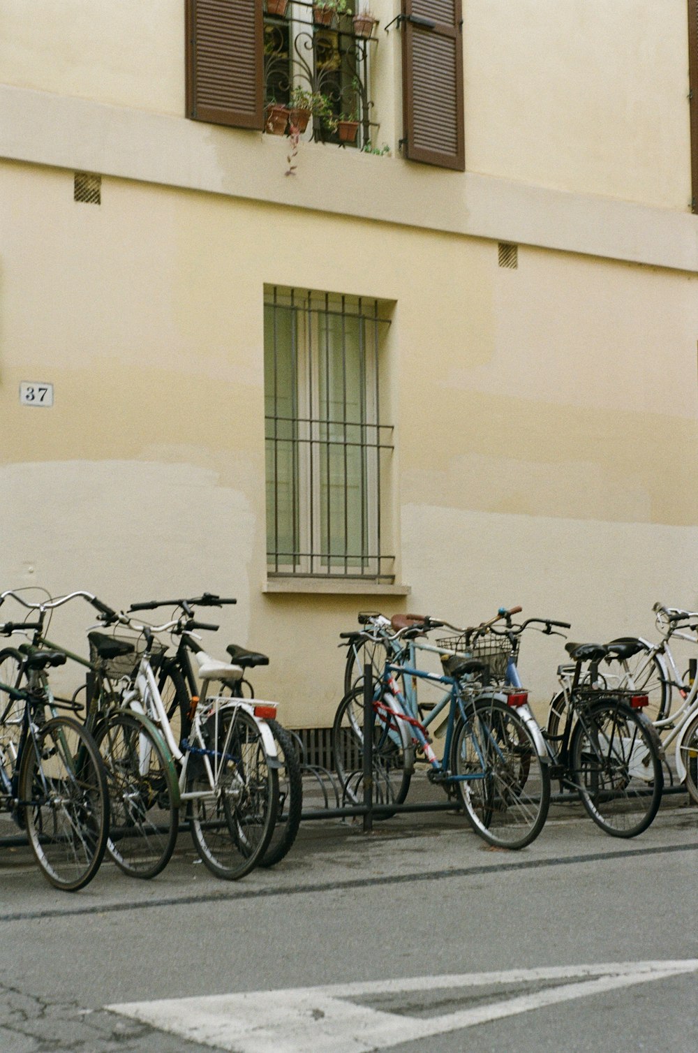 a row of bicycles parked next to a building