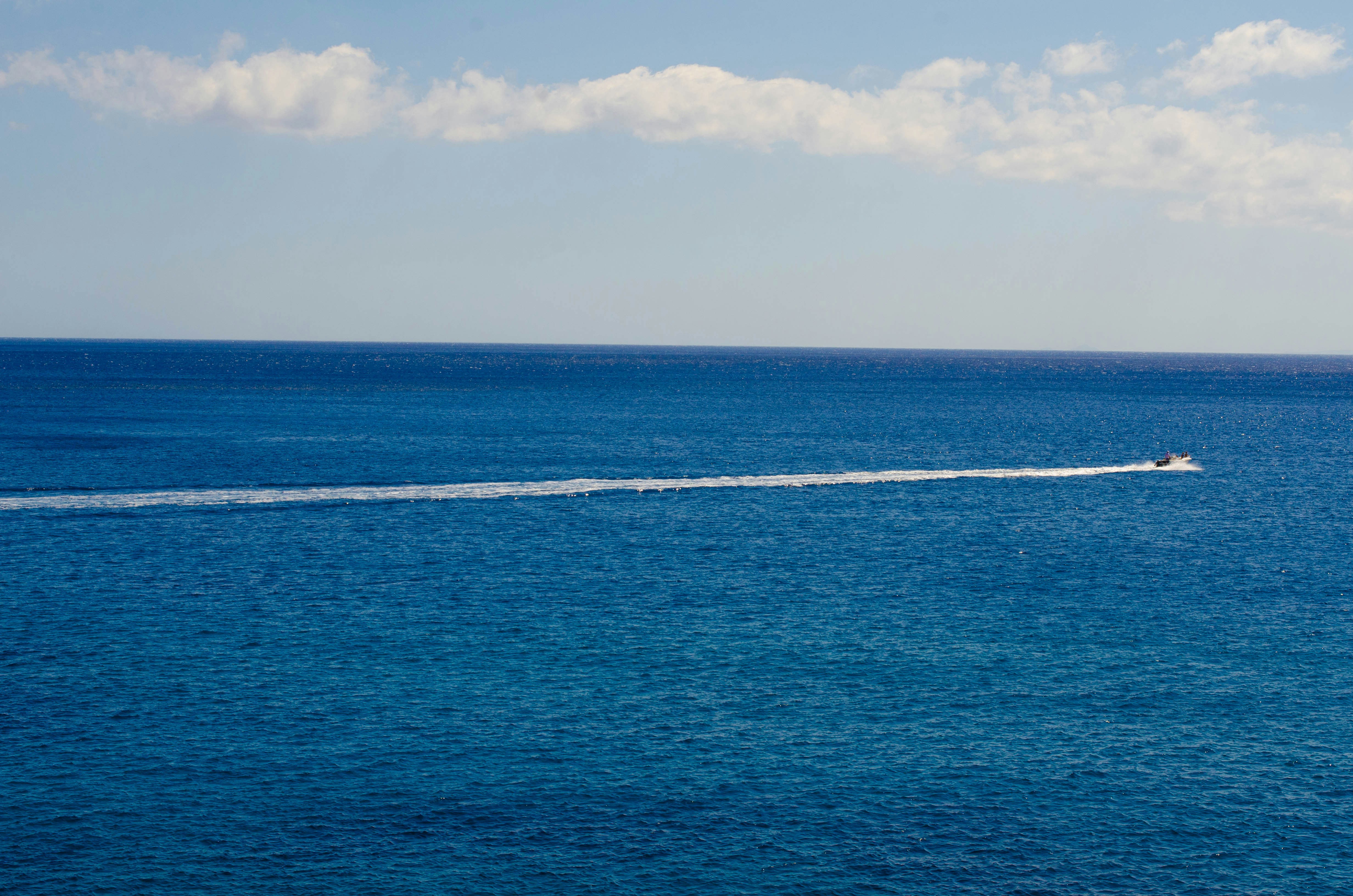 Un bateau traverse l’océan par une journée ensoleillée