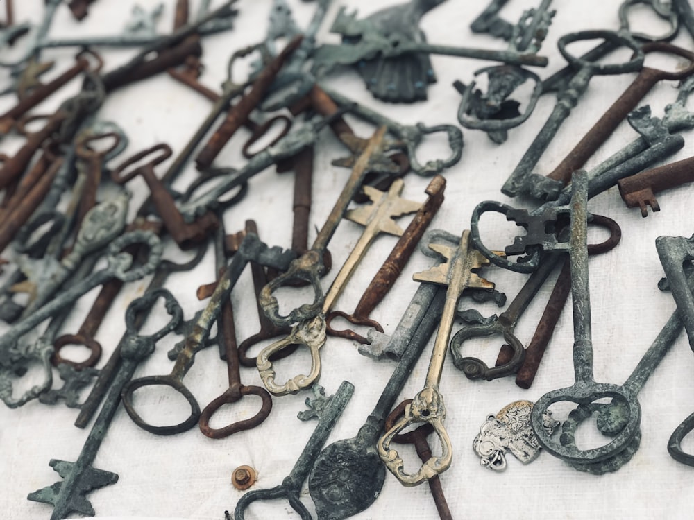 a bunch of keys that are laying on a table