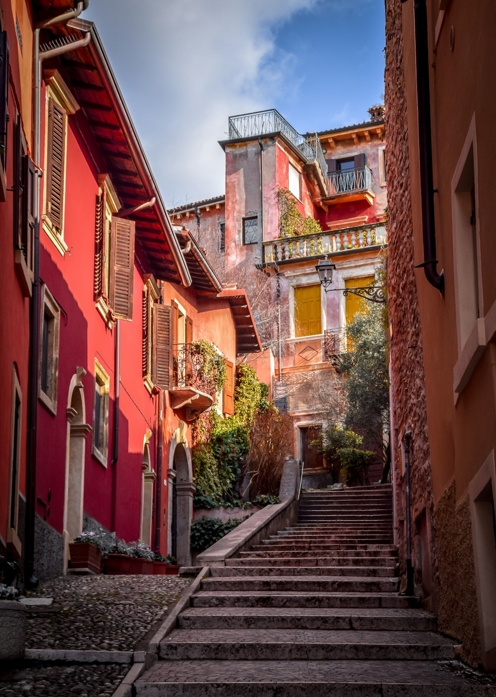 um conjunto de escadas que levam até um edifício