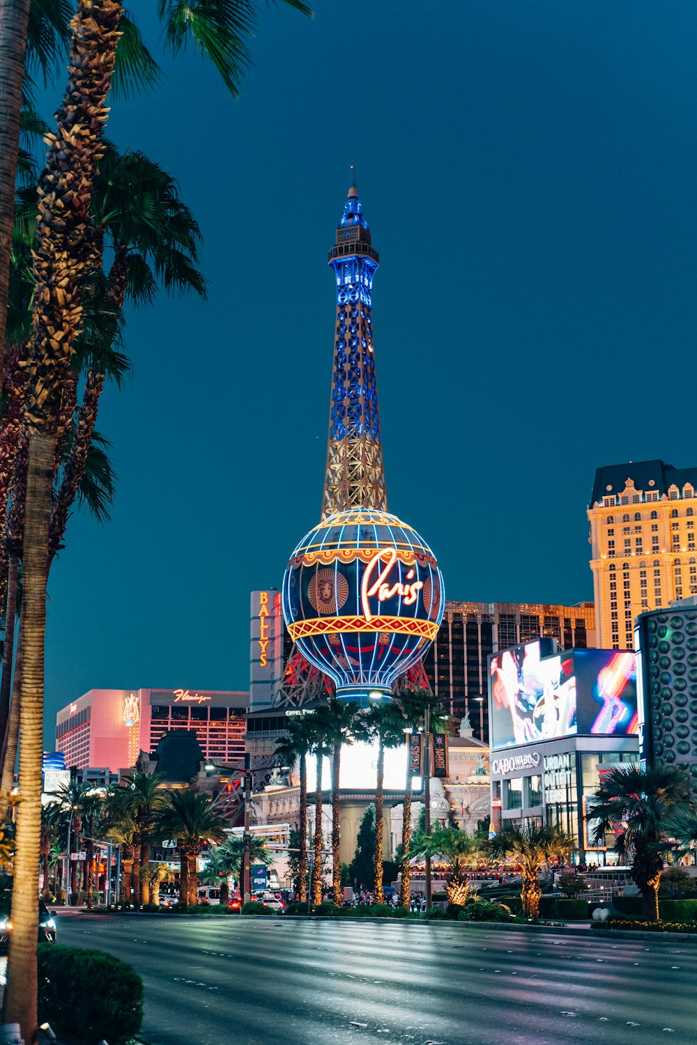 a torre eiffel em las vegas é iluminada à noite