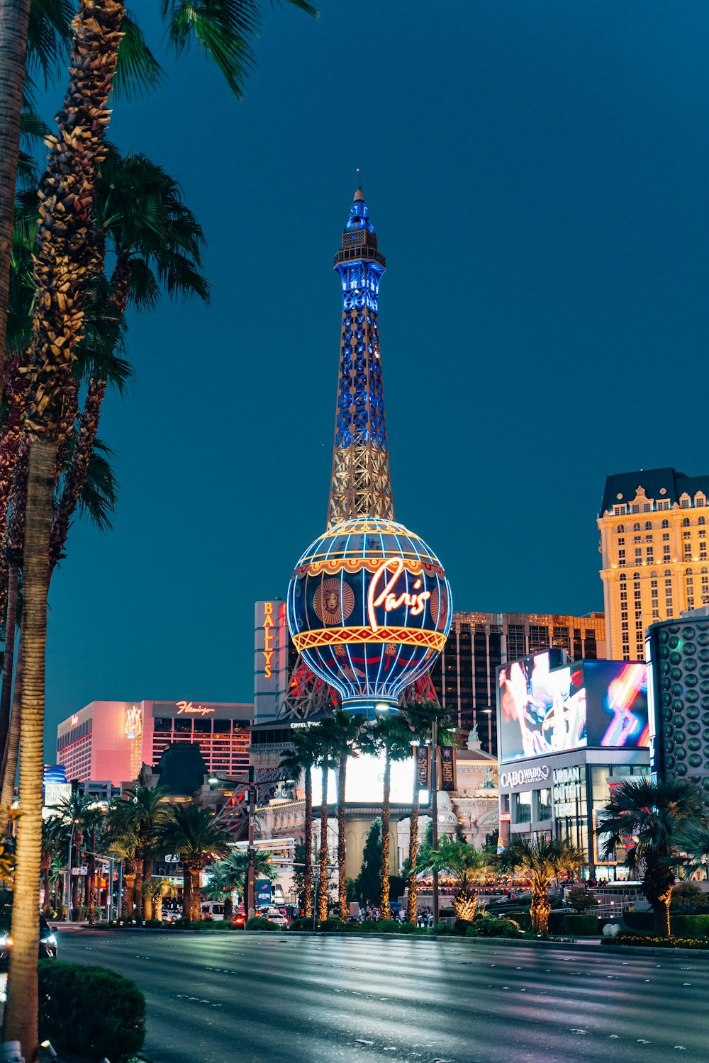 La Torre Eiffel en Las Vegas se ilumina por la noche