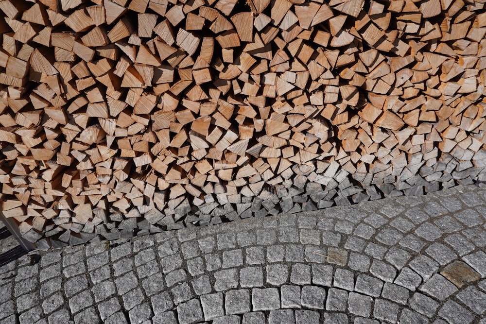 Un montón de madera sentado encima de una acera