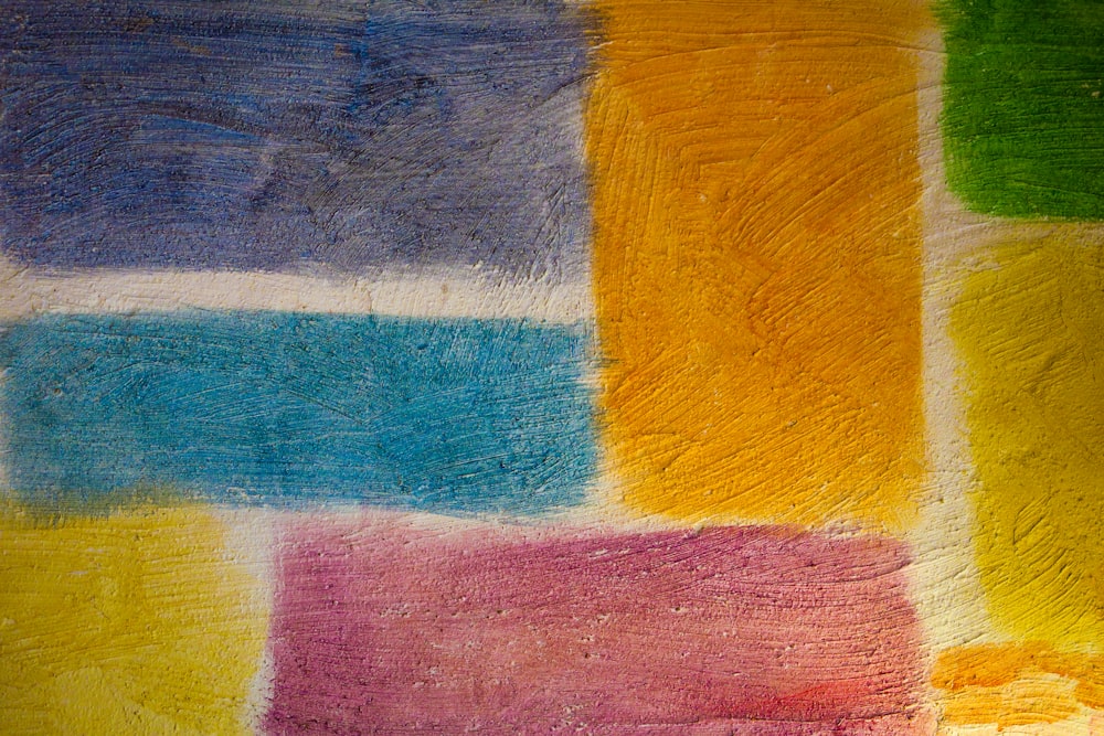 Una pintura multicolor sobre una superficie de madera