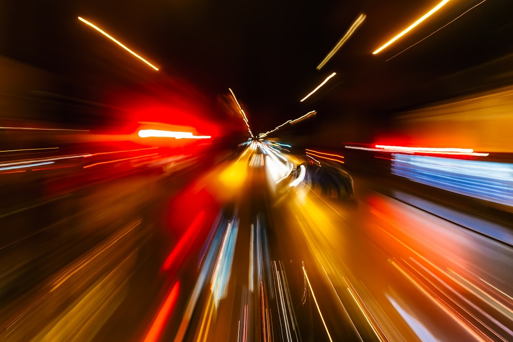 Ein verschwommenes Foto einer Stadtstraße bei Nacht