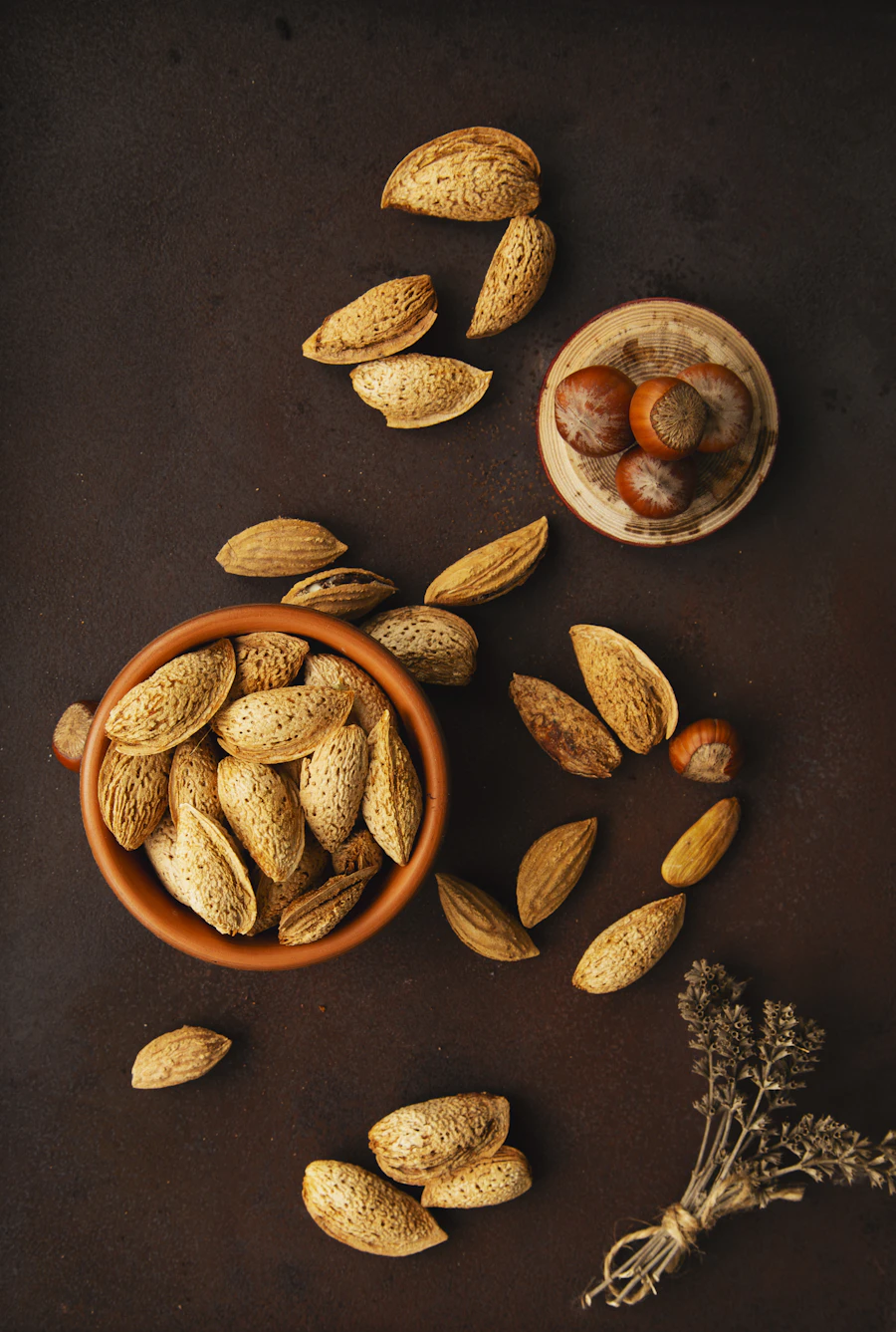 Almendras y frutos secos en cuenco de barro