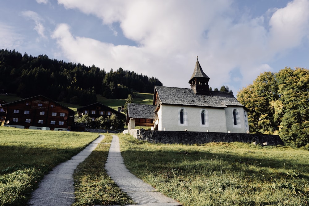 uma pequena igreja no meio de um campo gramado