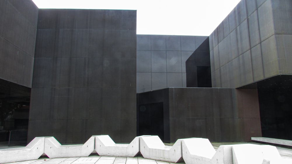 un bâtiment qui contient un tas de blocs de béton
