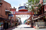 a street with a sign that says semaat dating ke - honkerwall