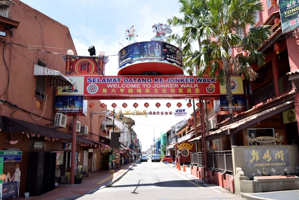 a street with a sign that says semaat dating ke - honkerwall