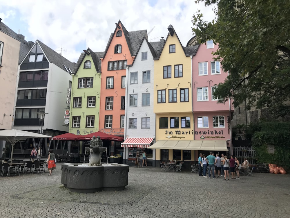 Eine Gruppe von Menschen sitzt um einen Brunnen in einem Innenhof