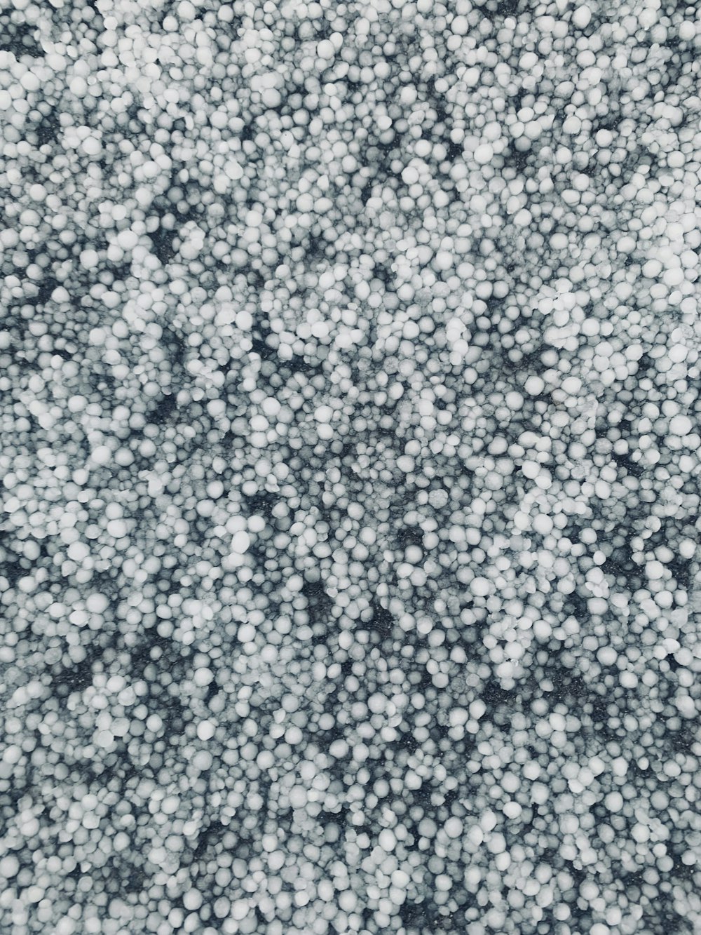 Una foto in bianco e nero di un mucchio di bolle
