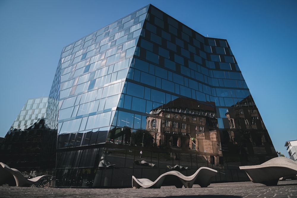 Un edificio muy alto con muchas ventanas