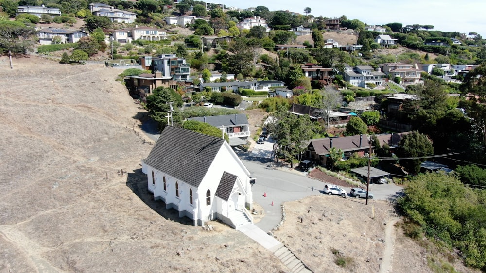 Luftaufnahme einer kleinen weißen Kirche