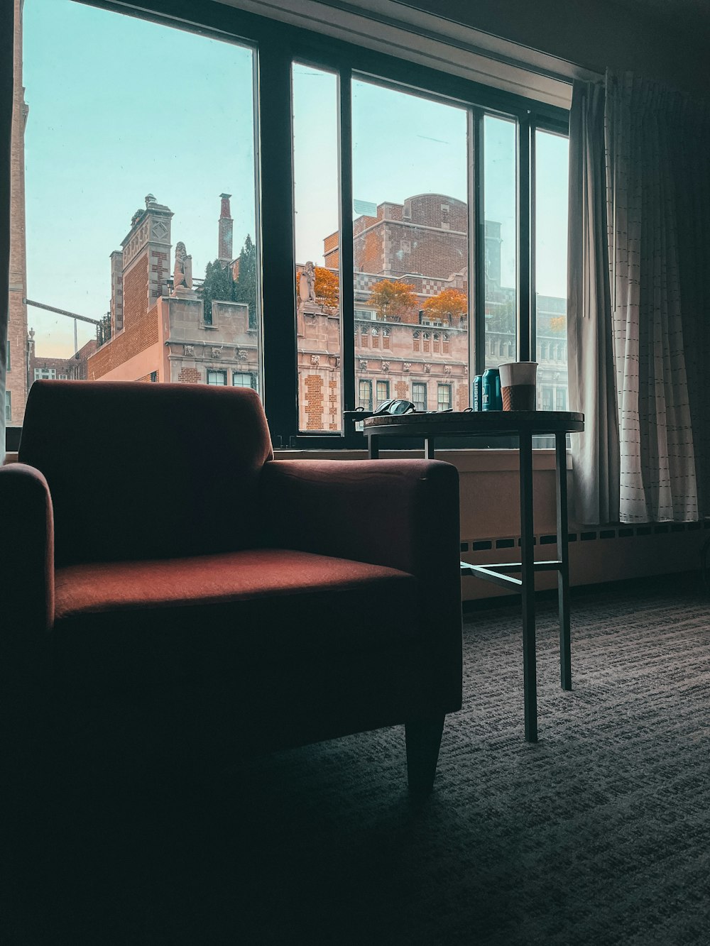 una sala de estar con un sofá y una mesa frente a una gran ventana