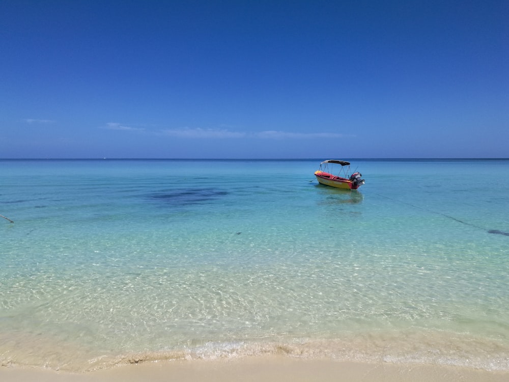 Ein kleines Boot, das auf einem blauen Ozean schwimmt