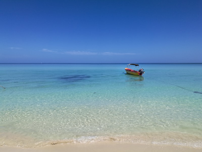Bote en aguas cristalinas de Negril en Jamaica