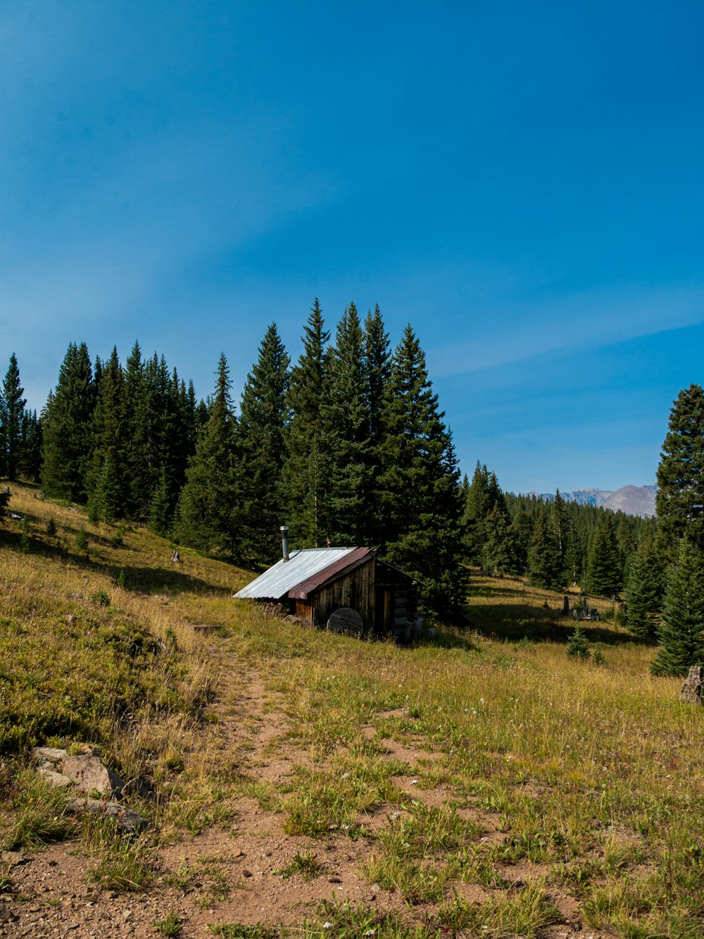 a small cabin in the middle of a field