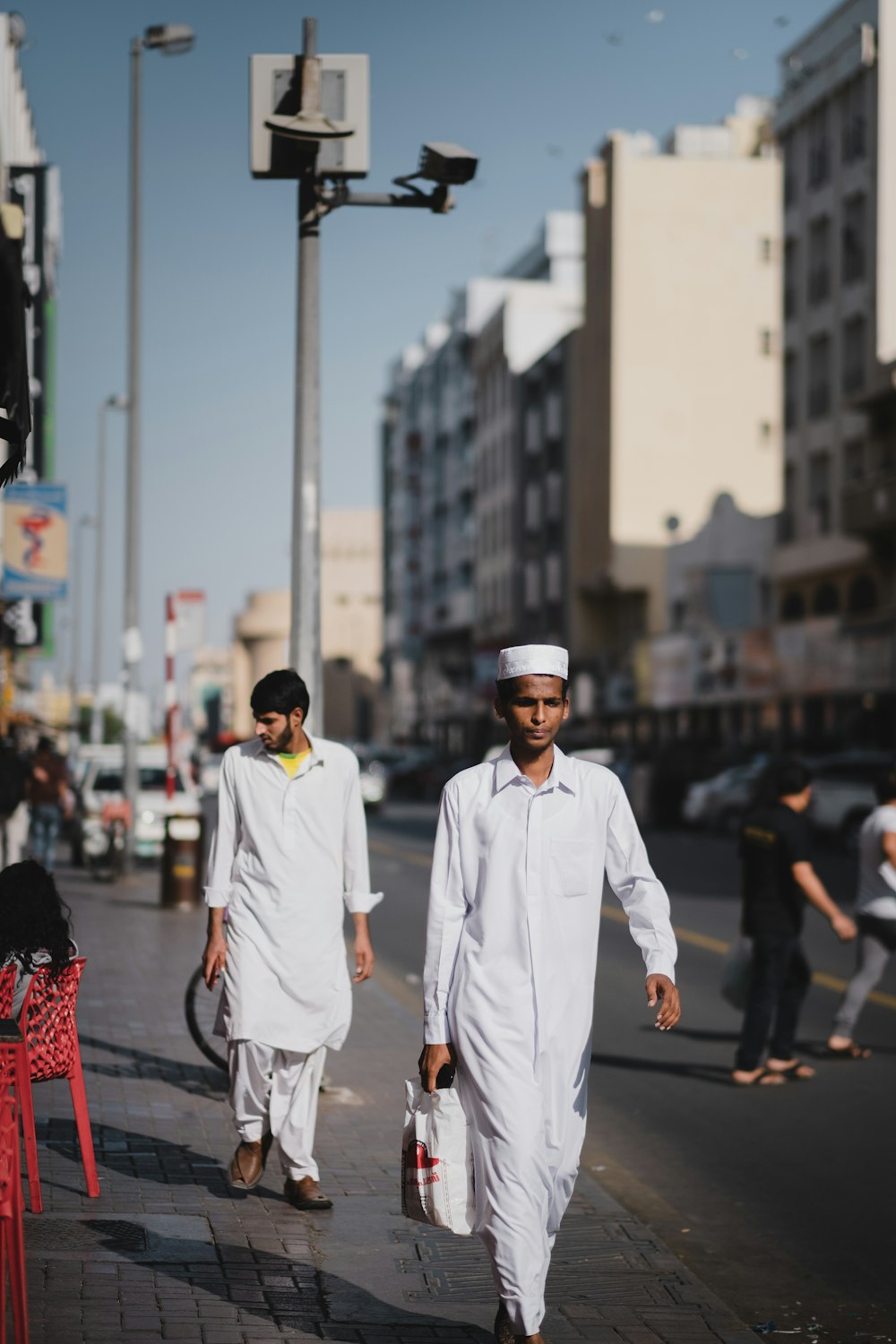 Un par de hombres caminando por una calle