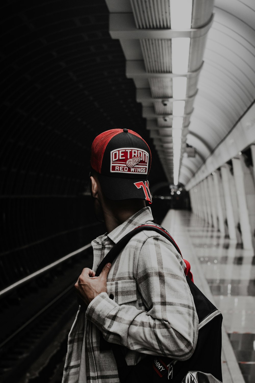 Un hombre con un sombrero rojo y una mochila negra