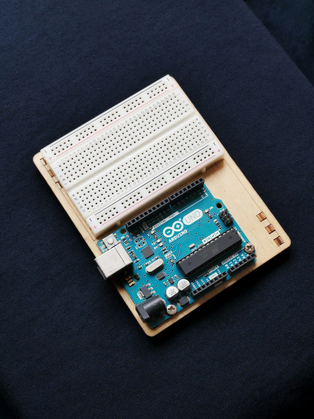 Un primer plano de un dispositivo electrónico sobre una mesa