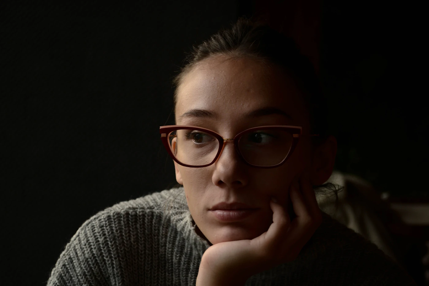 Persona en momento de reflexión interior, autoconocimiento emocional — Meta Humano