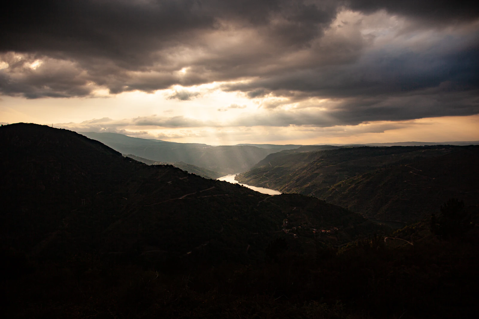 Rayos de sol sobre un valle gallego