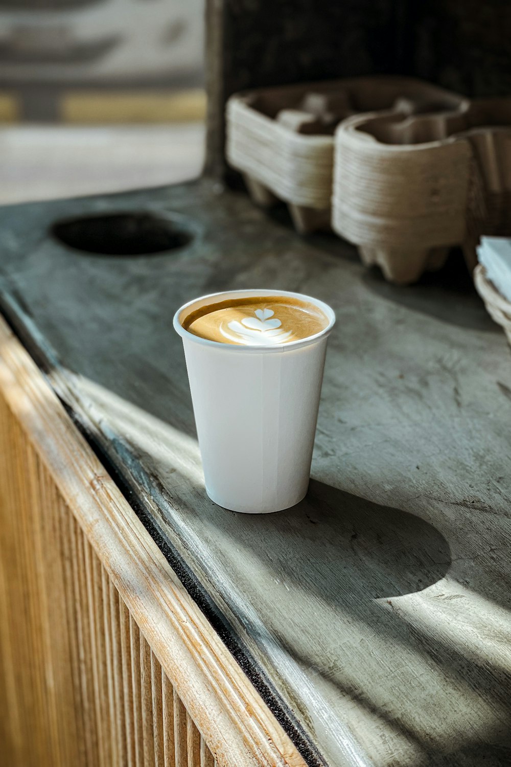 카운터 위에 앉아있는 커피 한 잔