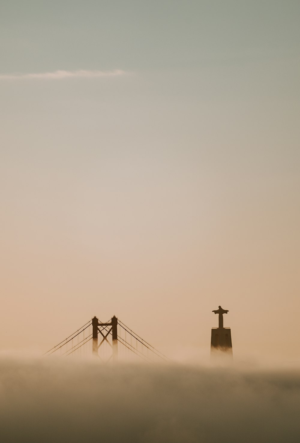 Un paesaggio nebbioso con un ponte in lontananza