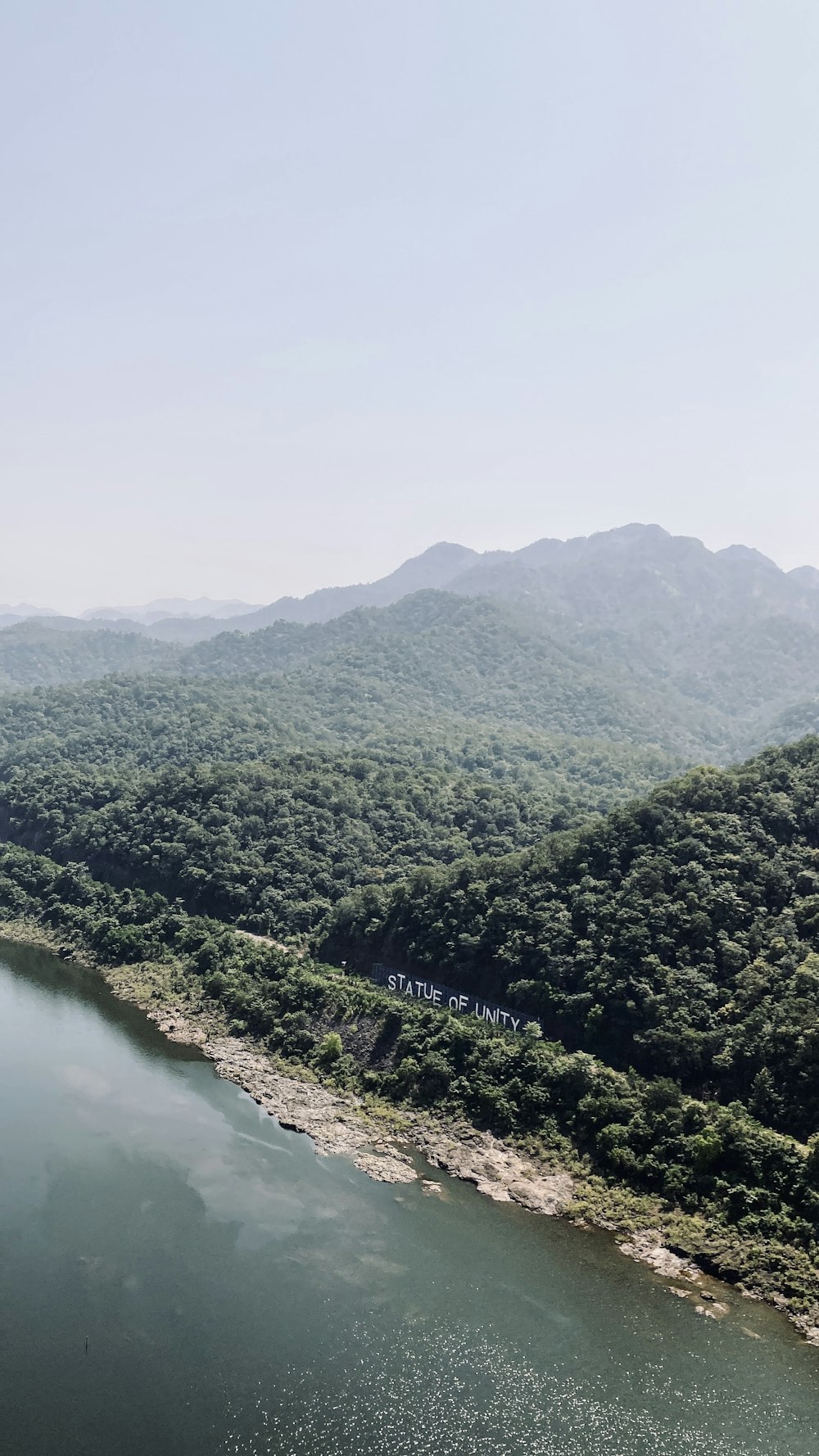 山と木々に囲まれた水域