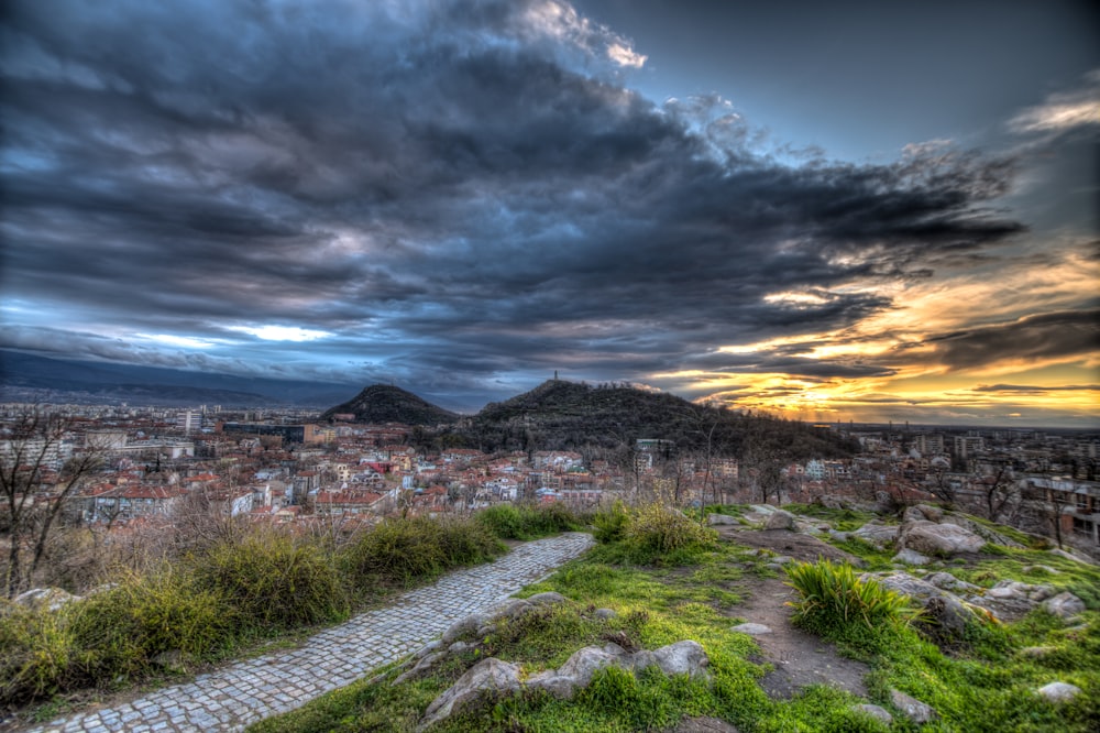 Una vista di una città da una collina