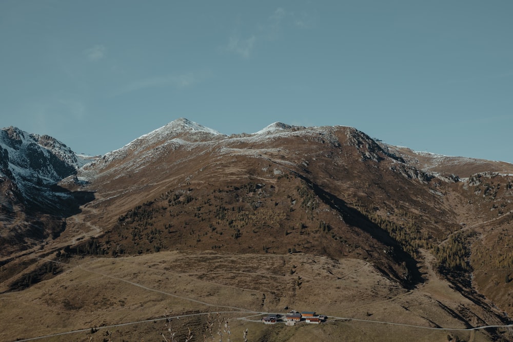 Una vista de una cadena montañosa con una casa en primer plano