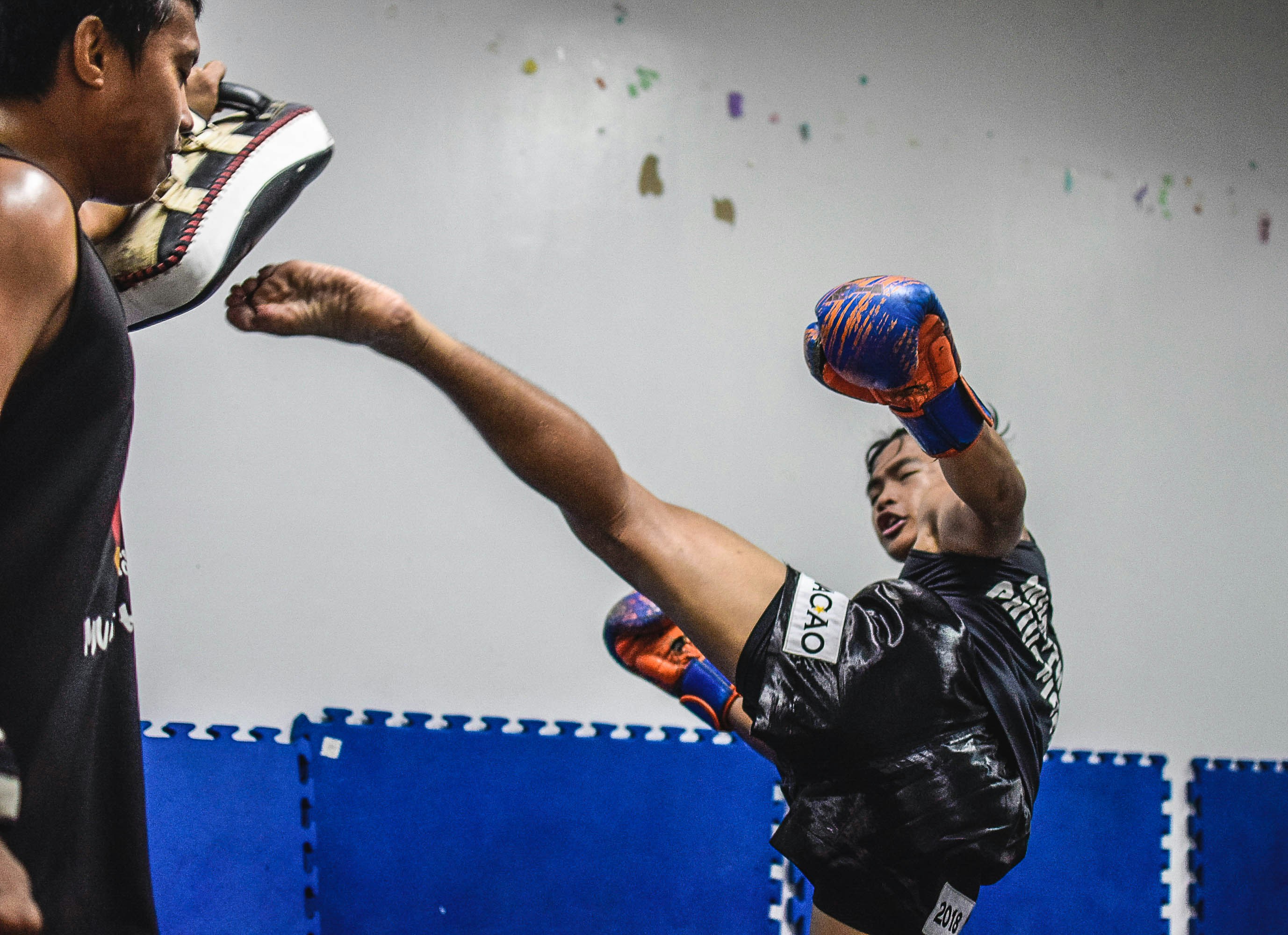 um homem chutando outro homem com uma luva de boxe
