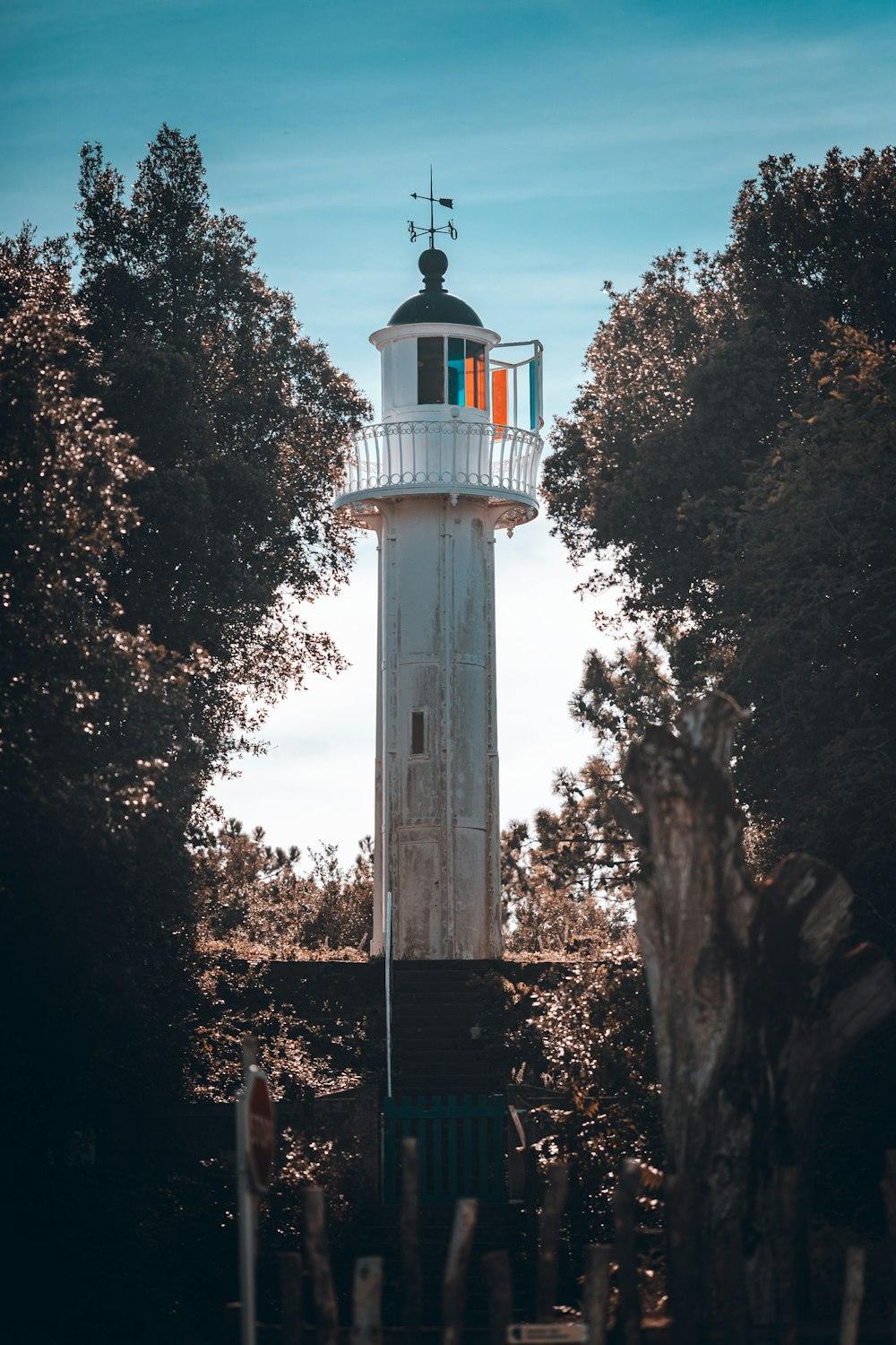 una alta torre blanca con un reloj encima