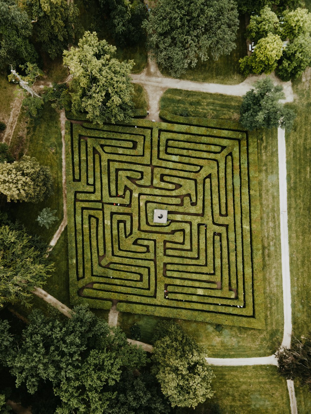 Luftaufnahme eines Labyrinths inmitten eines Feldes