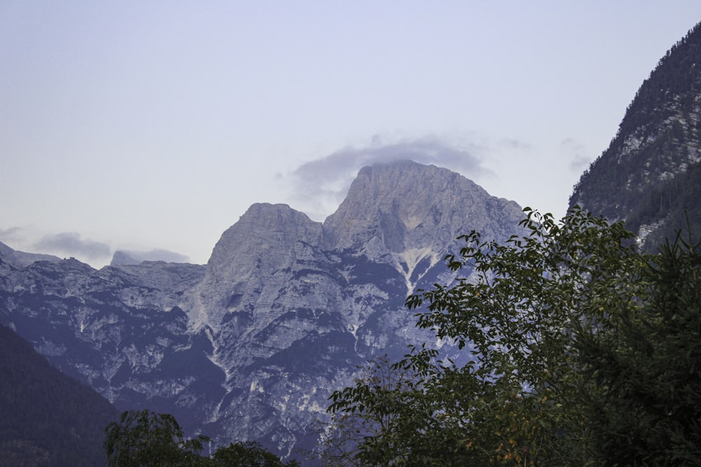 Les montagnes sont couvertes de neige et de nuages