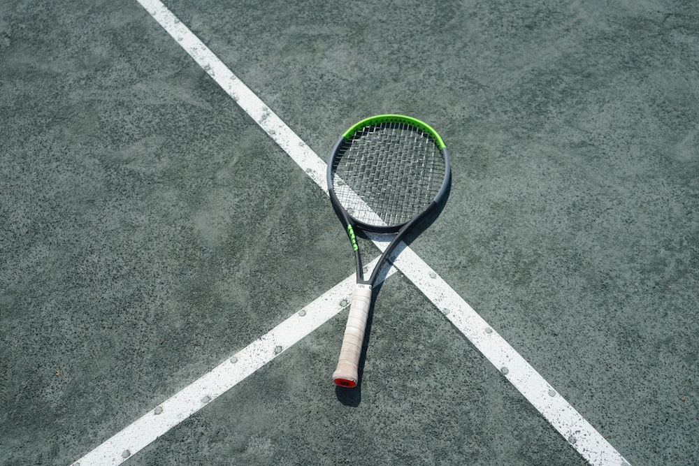 ein Tennisschläger auf einem Tennisplatz