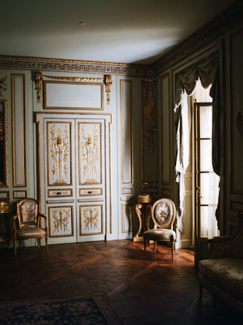 Luxurious living room with gold accents and soft beige overlays, showcasing aurumviva’s signature style.