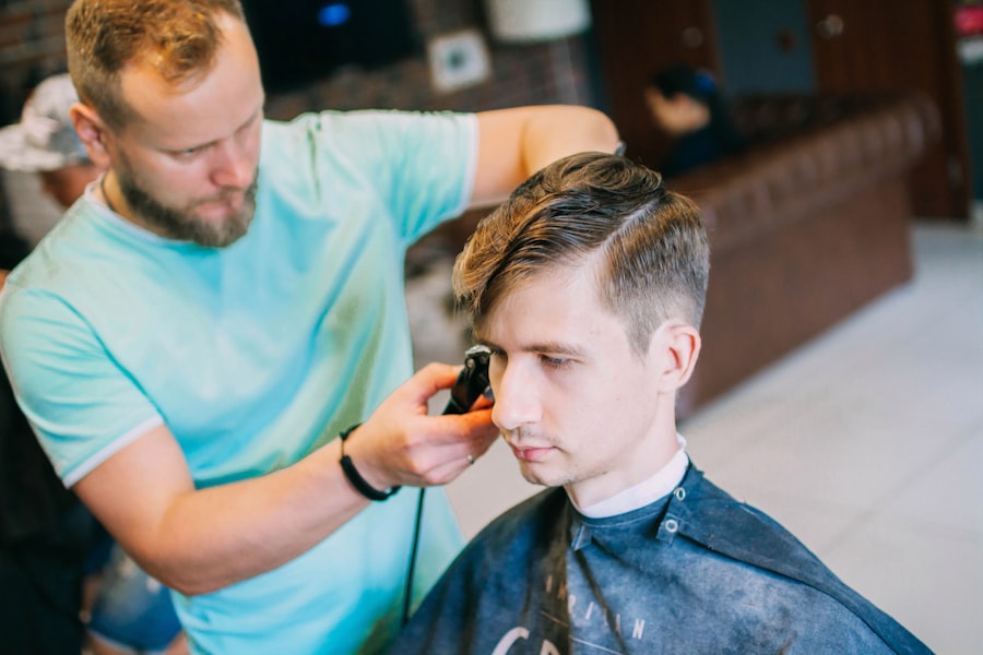 Barbier réalisant une coupe pour homme au salon Sunu Barber