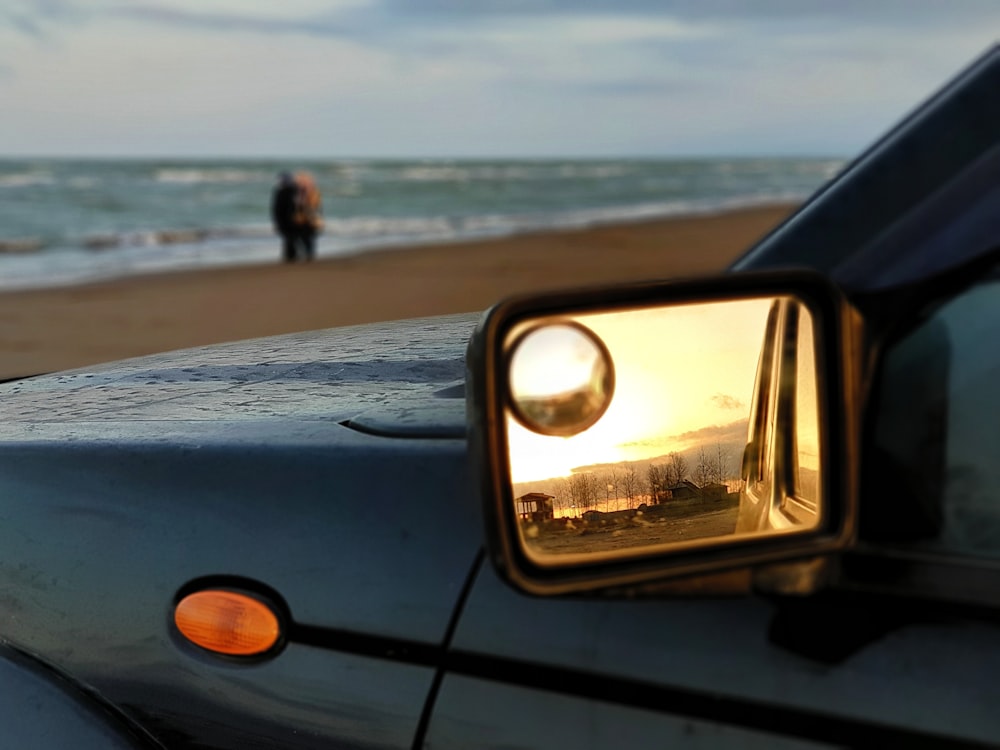 ein Seitenspiegel an der Seite eines Autos