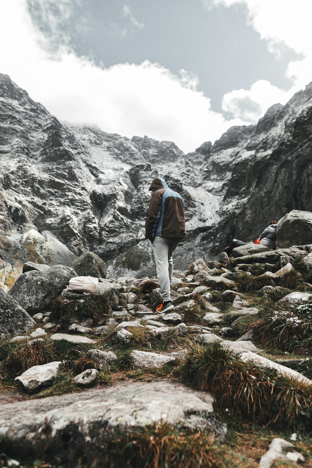 Un hombre subiendo una montaña con una mochila