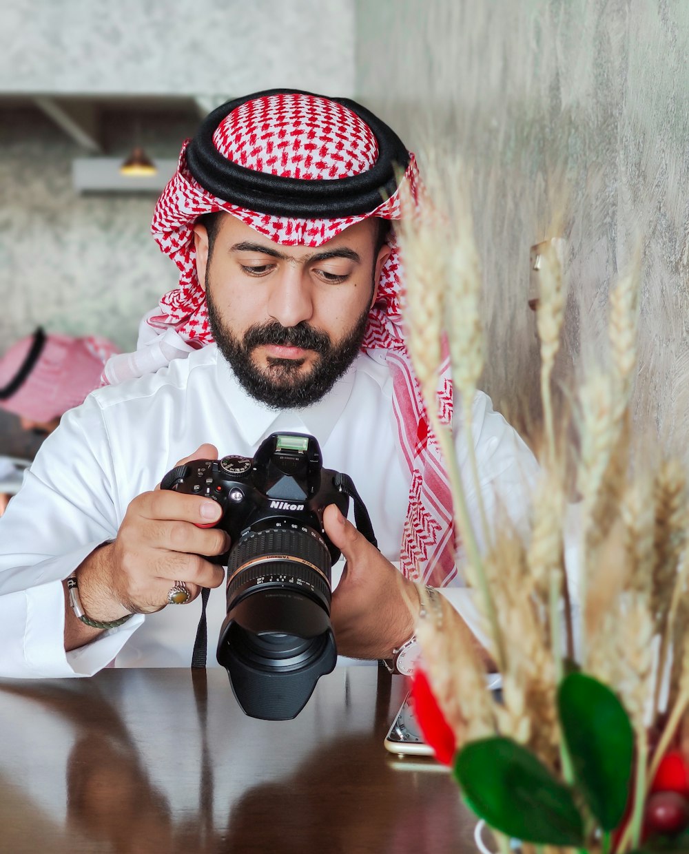 Un hombre tomando una foto con una cámara