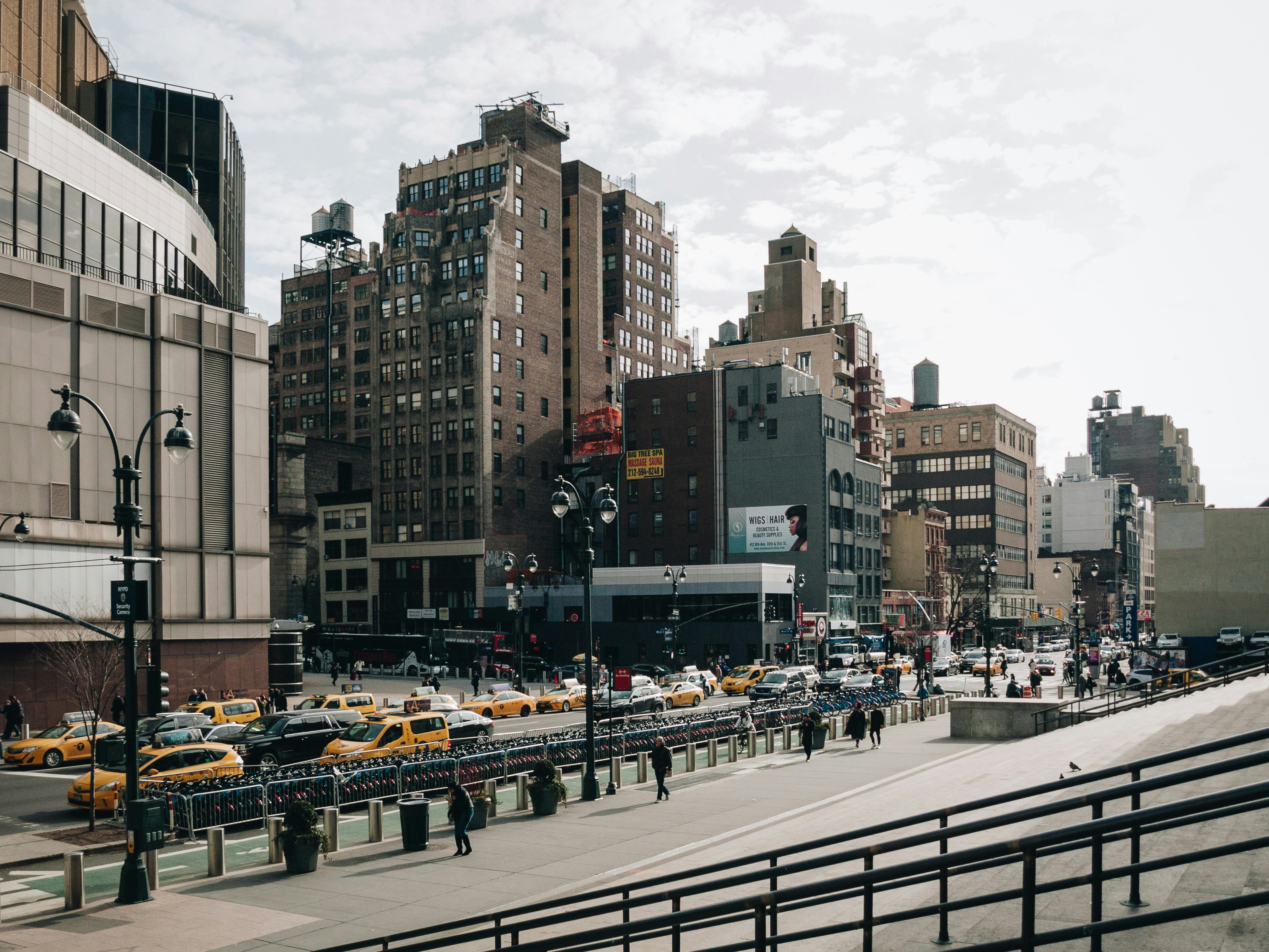 a busy city street filled with lots of traffic