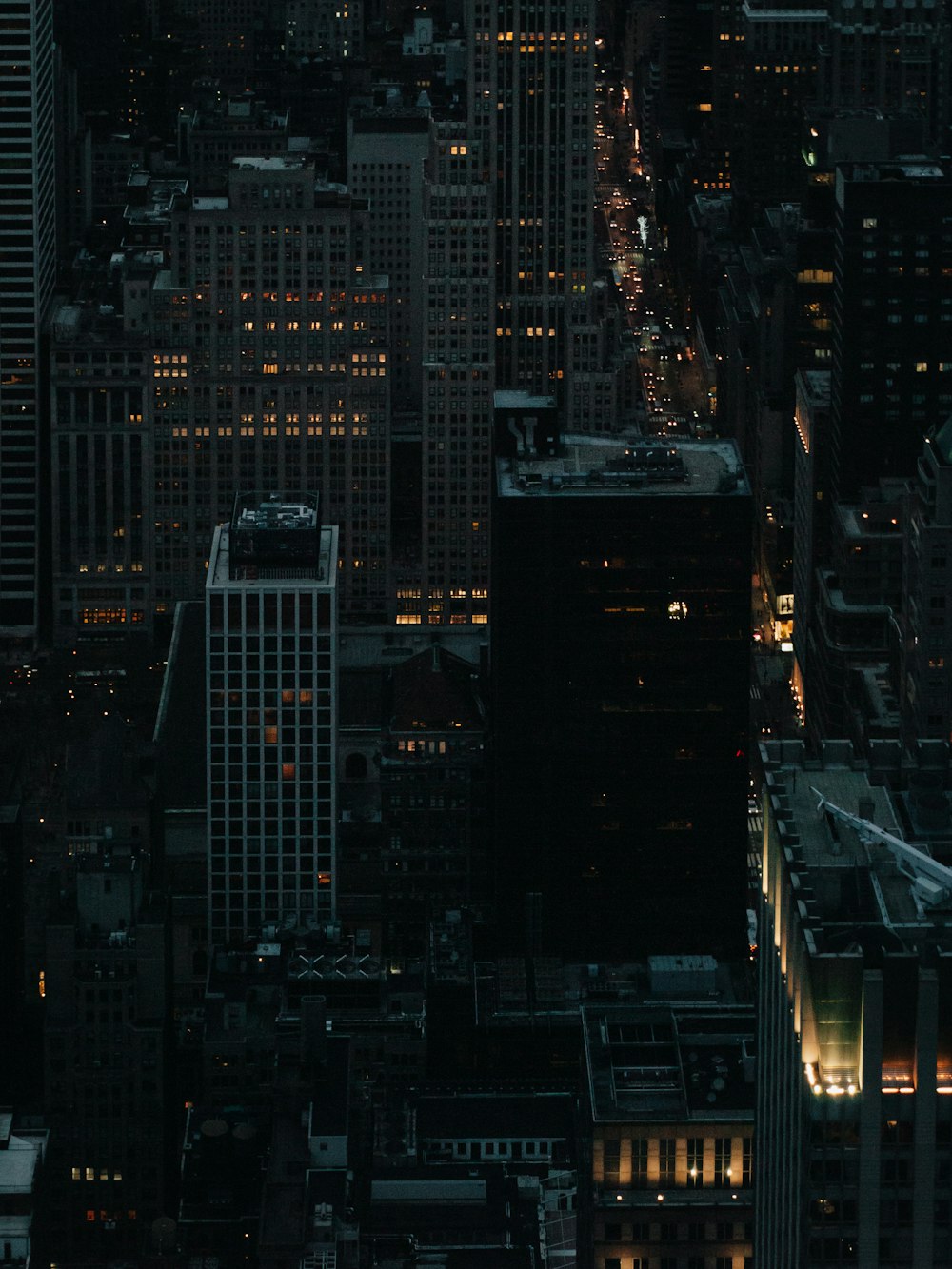 una vista di una città di notte dalla cima di un edificio