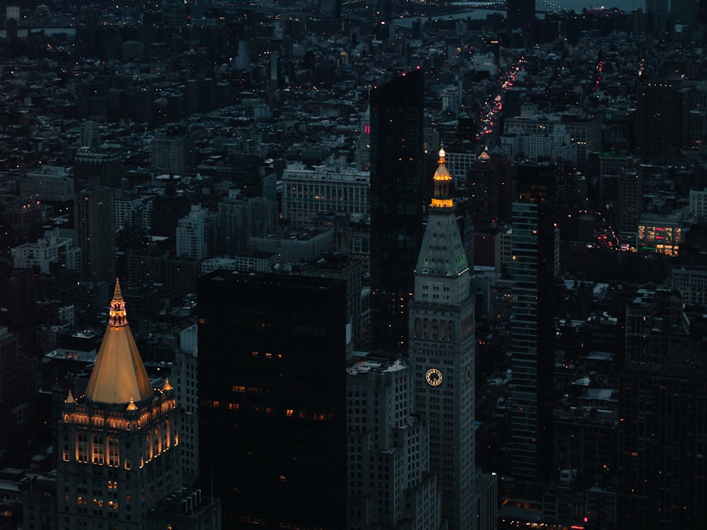 Una vista de una ciudad por la noche desde lo alto de un edificio