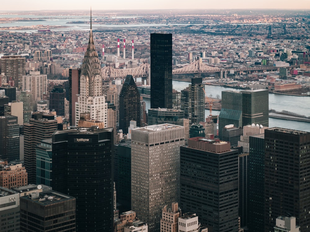 Blick auf eine Stadt von der Spitze eines Gebäudes