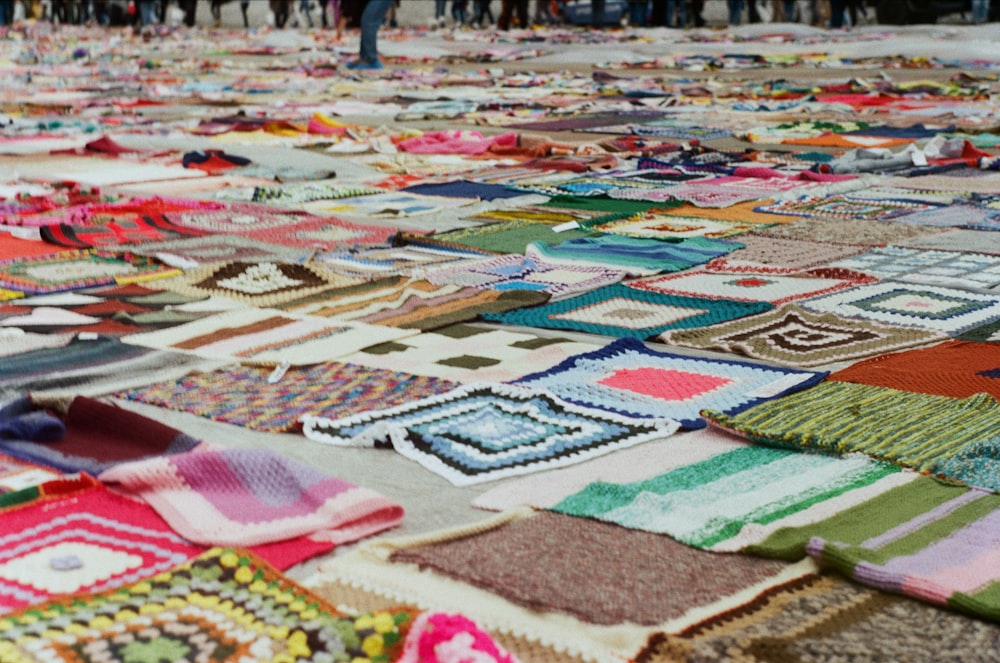 un tapis recouvert de nombreux morceaux de tissu de différentes couleurs