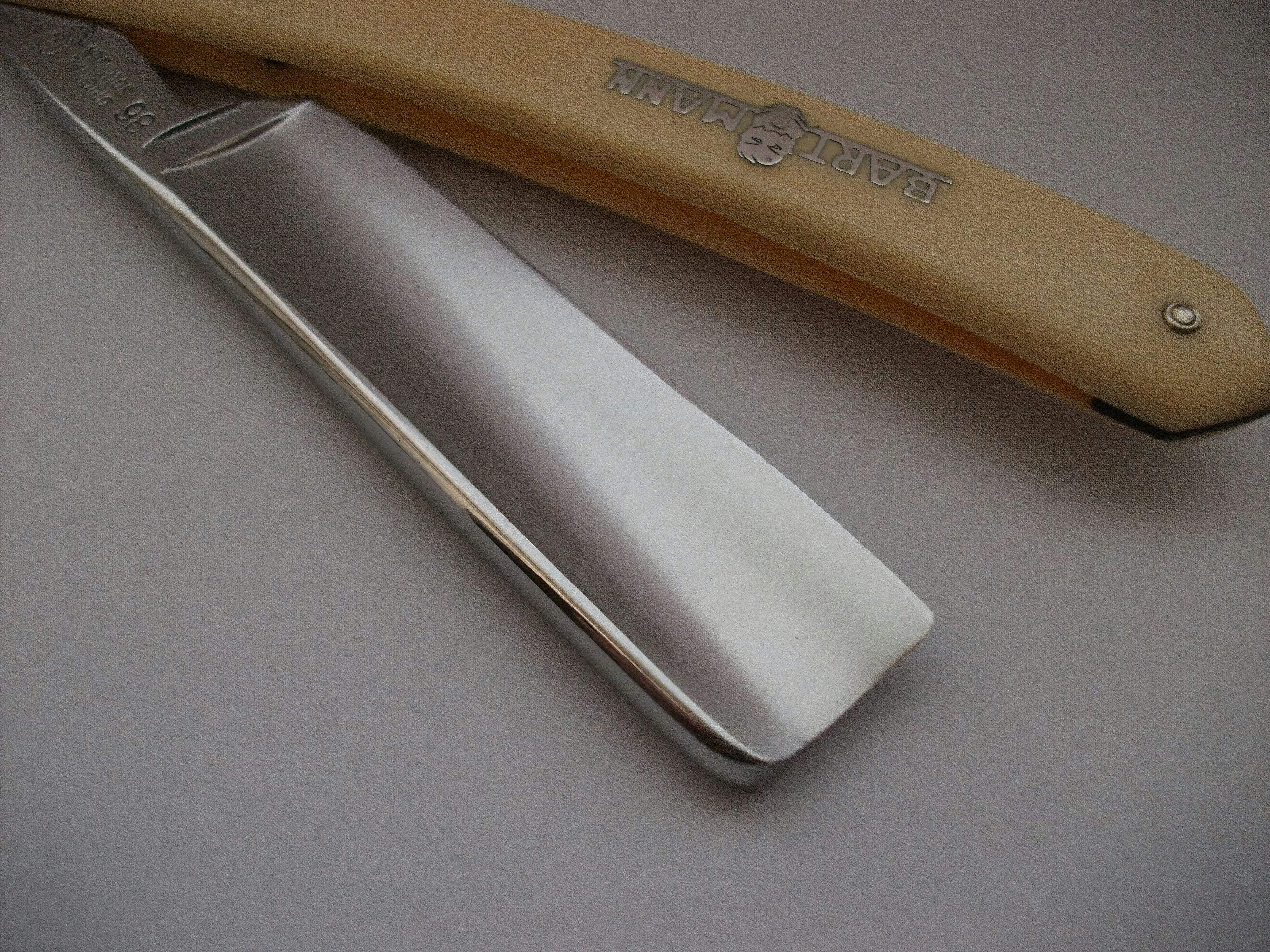 foto-un-primer-plano-de-un-cuchillo-sobre-una-mesa-imagen-maquinilla