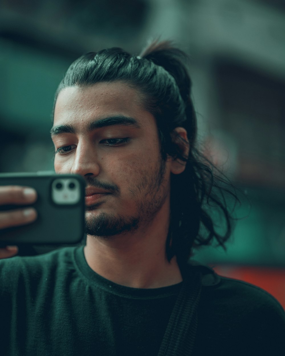 Un uomo che scatta una foto di se stesso con un telefono cellulare